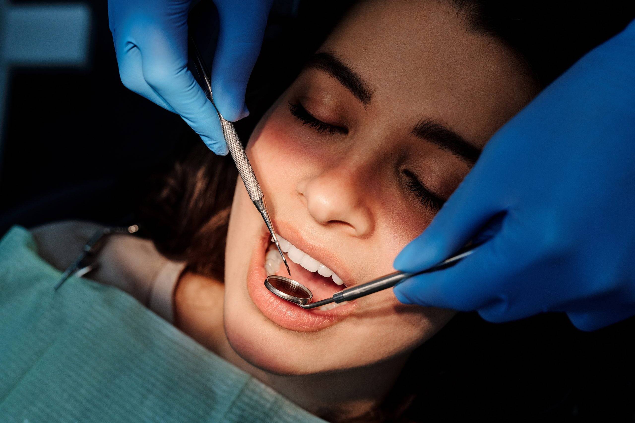 poza portret femeie la dentist